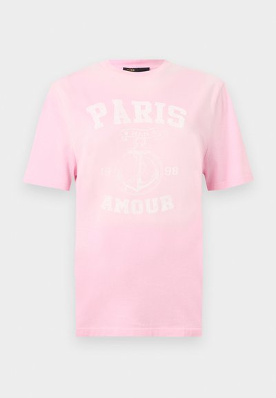 Ροζ ανοιχτό ροζ T-shirt με κοντά μανίκια, λευκό κείμενο "PARIS AMOUR" και μια αχνή εικόνα άγκυρας στο κέντρο μπροστά.