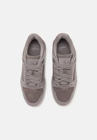 Szare sneakersy wykonane z zamszu i tkaniny, z niską cholewką, okrągłym noskiem, sznurowanym zapięciem i teksturowanymi detalami.