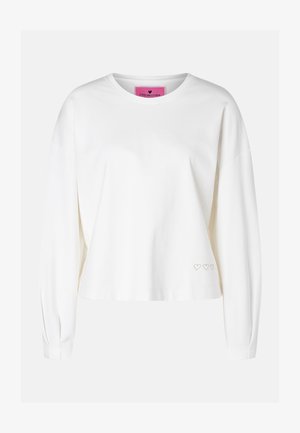 Weißes Sweatshirt mit langen Ärmeln und Rundhalsausschnitt mit drei kleinen, umrandeten Herzen, die in der Nähe des unteren Saums auf der linken Seite gestickt sind.