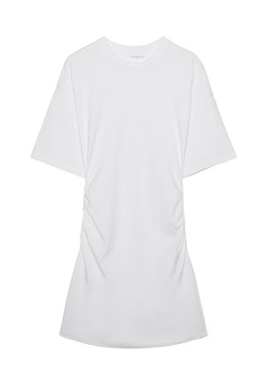 Robe T-shirt blanche à manches courtes froncées, col rond avec un tissu doux sur un fond blanc uni.