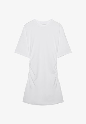 Robe T-shirt blanche à manches courtes froncées, col rond avec un tissu doux sur un fond blanc uni.