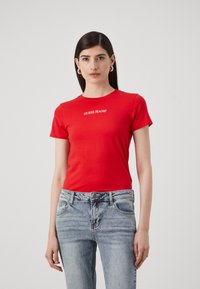 Guess Jeans SLIM LOGO EMB - Potiskana majica - cherry bloom
