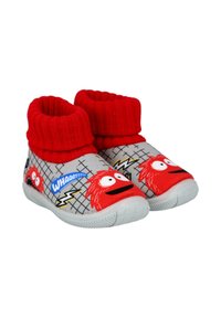 Zapatillas infantiles grises con puños de punto rojos, que presentan caras de monstruos de dibujos animados, acentos en negro y amarillo, y suelas de goma con patrón antideslizante.