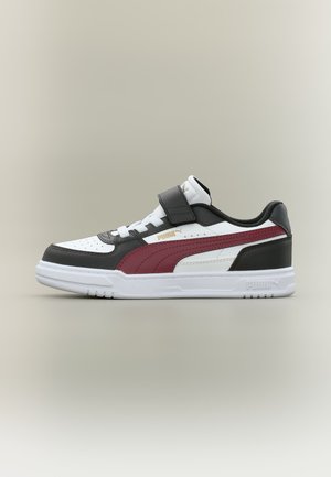 Baskets basses Puma avec des panneaux noirs, blancs et bordeaux, des lacets blancs et une sangle noire sur la languette, vues de côté.