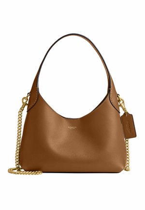 Braune Lederhandtasche von Coach mit einem einzelnen Schulterriemen, goldener Kettendetail und einem Markenanhänger an der Seite.