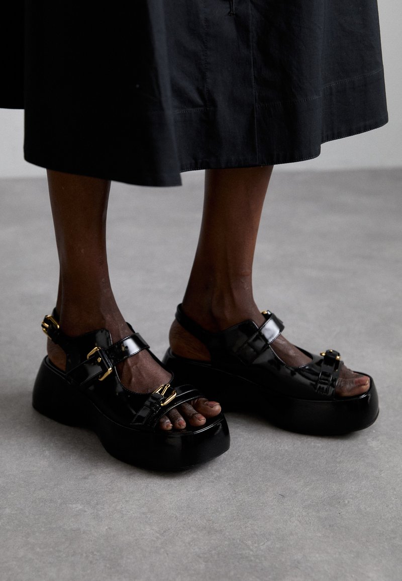 MOSCHINO - DONNA - Platformas sandales - nero, Palielināt