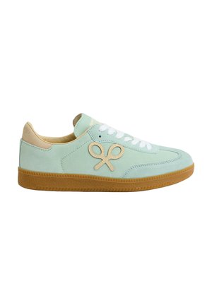Zapatillas de deporte en un suave verde menta con material de ante, cordones blancos, acentos marrón claro y una suela de goma texturizada. Presenta un logo en un color beige claro.