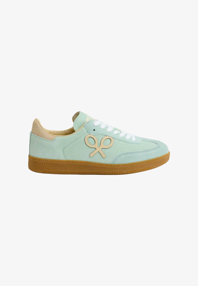 Zapatillas de deporte en un suave verde menta con material de ante, cordones blancos, acentos marrón claro y una suela de goma texturizada. Presenta un logo en un color beige claro.