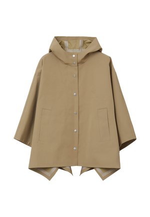 Beiger wasserdichter Regenmantel mit Kapuze, Druckknöpfen und Seitentaschen. Verfügt über eine lockere Passform und einen schrägen Saum mit kontrastierendem Futter.