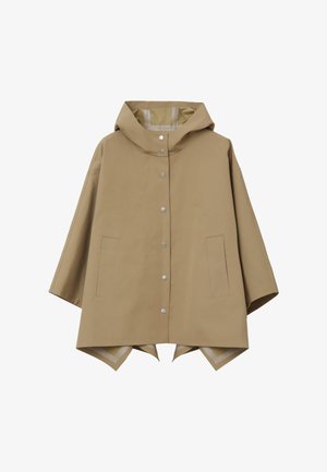 Imperméable beige avec capuche, boutons-pression et poches latérales. Présente une coupe ample et un ourlet incliné avec une doublure contrastante.