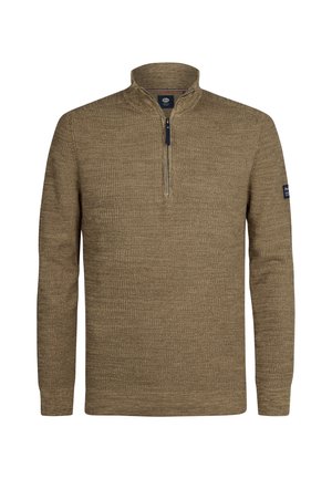 Suéter marrón de punto con cuello de media cremallera, tejido texturizado y mangas largas. Presenta un pequeño parche de logo en azul marino en la manga izquierda.