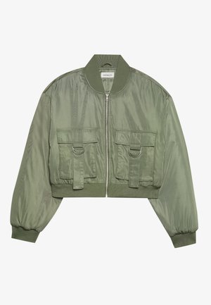 Zastrihnutá olivovo zelená bomber bunda z lesklého nylonu s rebrovanými manžetami, dvoma prednými vreckami a striebornými krúžkovými detailami. Zapínanie na zips vpredu.
