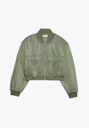 Lyhennetty oliivinvihreä bomber-takki kiiltävästä nailonista, johon kuuluu ribbed-hihansuut, kaksi etutaskua ja hopeiset renkaat yksityiskohtina. Edessä vetoketjusuljin.
