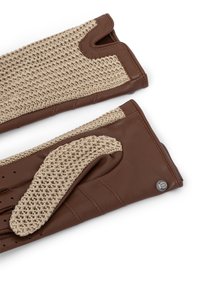 Guanti in pelle marrone con un retro in rete intrecciata color sabbia. Le caratteristiche includono perforazioni sul palmo e un bottone decorativo argentato sul polsino.