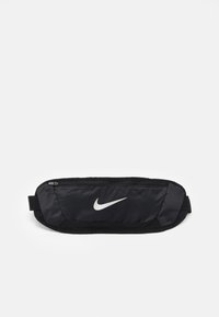 Riñonera negra de Nike con una superficie de tela suave, logo blanco y detalles de malla. Presenta un cierre de cremallera y una correa ajustable.