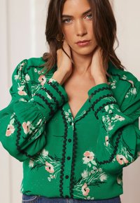 Love & Roses RIC RAC TRIM  V NECK  REGULAR FIT - Blúzka - green floral