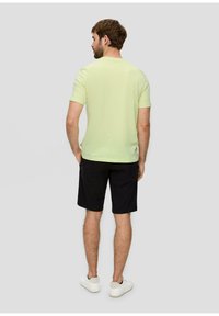 s.Oliver MIT FRONT - T-shirt print - limettengrün
