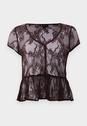 Hnedá čipkovaná blúzka s krátkymi rukávmi, výstrihom do V, kvetinovým vzorom a peplum lemom. Obsahuje dekoratívne gombíky pozdĺž prednej časti.