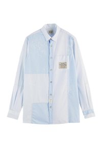 Camicia azzurra chiara con bottoni, caratterizzata da un mix di motivi a tinta unita e a righe, maniche lunghe, taschino sul petto e bottoni argentati.