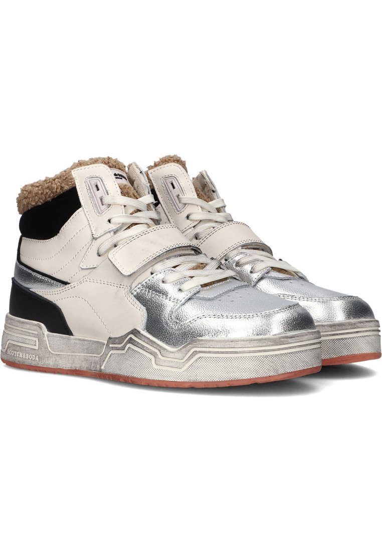 Wysokie trampki z białej skóry, srebrnym metalowym czubkiem, beżowym futerkiem w środku, rzepem oraz gumową podeszwą, prezentowane obok siebie na białym tle.