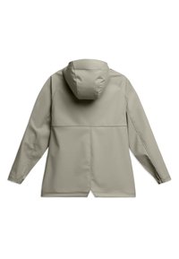 Chaqueta impermeable de color gris claro, con capucha, mangas largas y dobladillo recto. Presenta una textura suave y detalles de costura.