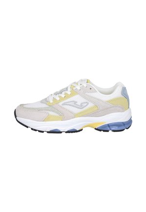 Zapatilla deportiva blanca y beige con detalles amarillos y azules, parte superior de rejilla y ante, cordones blancos y suela texturizada.