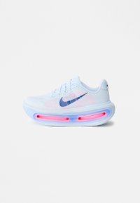 Λευκό παπούτσι τρεξίματος Nike Air Zoom με α�νοιχτό γαλάζιο και ροζ λεπτομέρειες, ορατό αερόσολα, και μπλε σκούρο λογότυπο Swoosh στο πλάι.