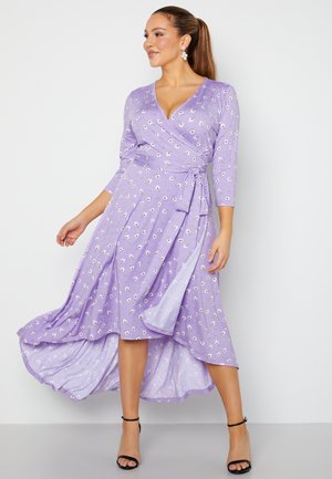 Lavendelfarbenes Wickelkleid mit Dreiviertelärmeln, floralem Druck, asymmetrischem Saum und geknotetem Taillenzug. Glattes Material mit fließendem Fall.