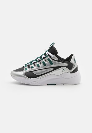 Sapatos desportivos prateados e pretos com materiais em malha e sintéticos, com detalhes em verde, atacadores e uma entressola branca espessa.