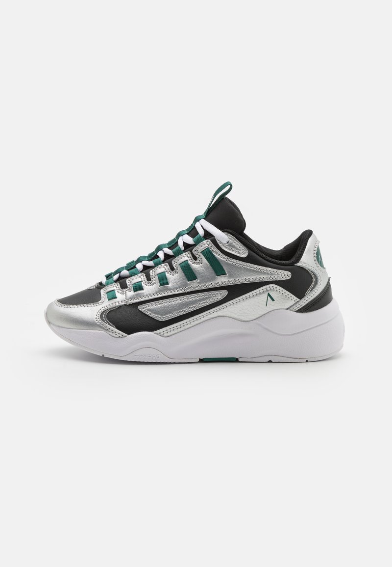 Sapatos desportivos prateados e pretos com materiais em malha e sintéticos, com detalhes em verde, atacadores e uma entressola branca espessa.