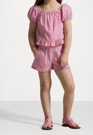 Roze-witte gestreepte katoenen tweedelige set met een peplumtop met pofmouwen en bijpassende shorts met een geruffelde zoom en zakken.