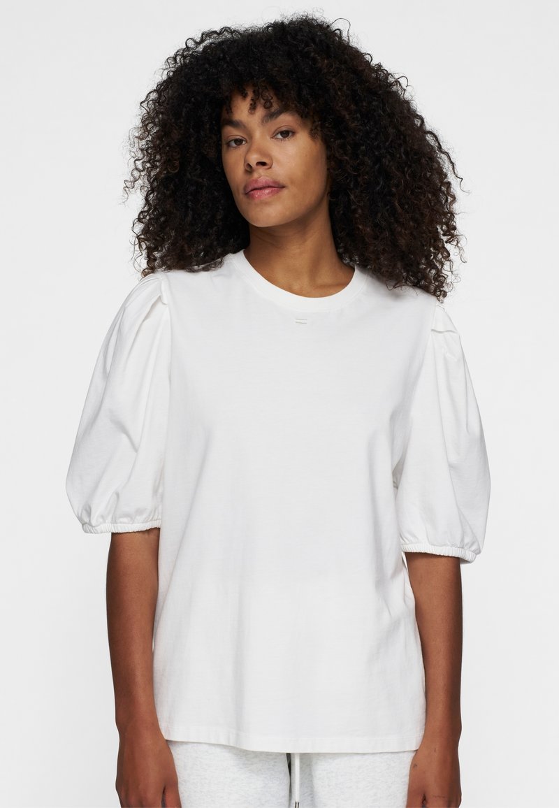Weißes Baumwoll-T-Shirt mit puffierten Ärmeln, Rundhalsausschnitt und lässiger Passform. Verfügt über elastische Bündchen und ein einfaches, ungeschmücktes Design.