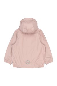 Chaqueta impermeable de color rosa claro con capucha, puños elásticos y detalle de logo redondo. Textura suave y diseño simple sin adornos.