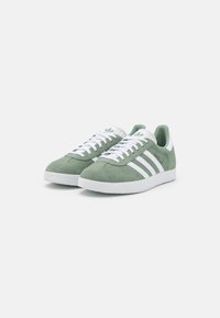adidas Originals GAZELLE - Sportcipő - silver green/footwear white/core black