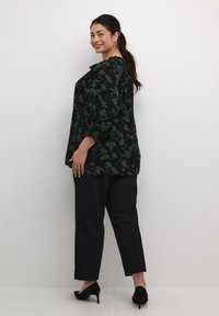 Kaffe Curve KCSIGRIDA - Blůza - black green flower print