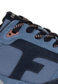 Sneaker in suede e mesh blu con logo blu scuro, lacci a contrasto con accenti arancioni e dettagli in tessuto testurizzato.