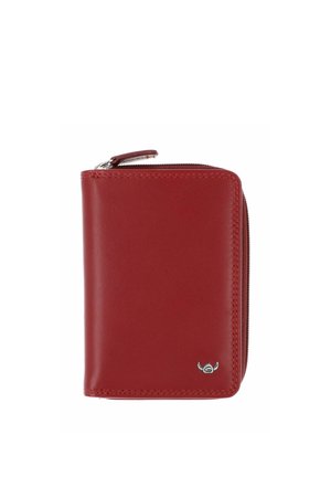 Portefeuille compact en cuir rouge avec fermeture éclair et petit emblème logo argenté dans le coin inférieur droit.