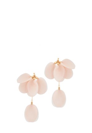Cluster van zachte roze stoffen bloemblaadjes oorbellen met goudkleurige verbindingsstukken, met meerdere bloemblaadjes en een hangend ovaalvormig bloemblaadje.
