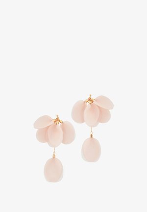 Gruppe von weichen, rosa Stoff-Ohrringen in Form von Blütenblättern mit goldfarbenen Verbindungsstücken, die mehrere Blütenblätter und ein hängendes, ovalförmiges Blütenblatt zeigen.