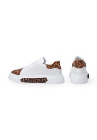 Białe sneakersy z akcentami w wzór lamparta na palcach i pięcie, z siateczkowymi wstawkami oraz teksturowaną gumową podeszwą dla lepszej przyczepności.
