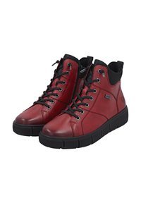 Bottines en cuir rouge avec des accents noirs, design à lacets, semelle en caoutchouc et fermeture éclair sur le côté. Texture lisse et bout rond.