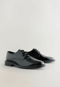 Czarne skórzane buty formalne o połysku, zaokrąglonym nosku i sznurowanym fasonie. Gruba podeszwa z widocznym szwem i minimalistycznymi akcentami.