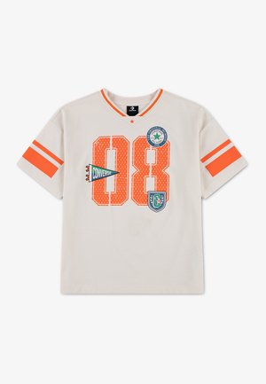 Béžová košeľa s krátkym rukávom a oranžovými pásmi na rukávoch, veľké oranžové číslo 98 a nášivky s logom Converse vpredu.