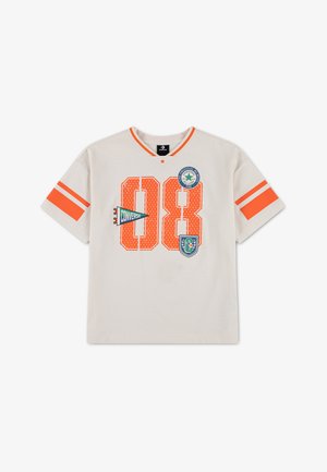 Beige shirt met korte mouwen met oranje strepen op de mouwen, groot oranje nummer 98 en Converse-logo badges aan de voorkant.