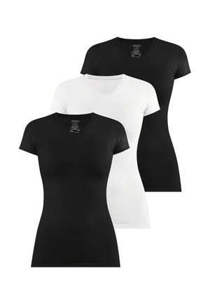 Drei taillierte Damen-T-Shirts mit kurzen Ärmeln und V-Ausschnitt in Schwarz, Weiß und Schwarz, auf weißem Hintergrund übereinander gelegt dargestellt.