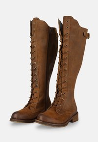 Stivali alti in pelle marrone con lacci e occhielli in ottone, dotati di una zip laterale e finitura in suede testurizzato, punta rinforzata e tacco spesso.