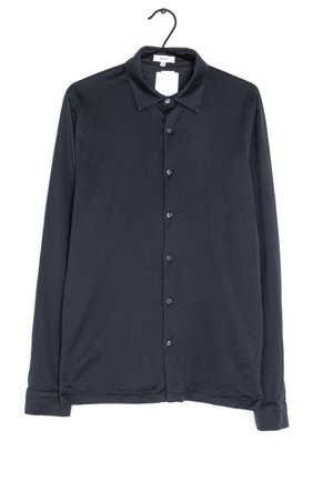 Sort langærmet skjorte med knapper og krave, hængende på en sort bøjle, med en hvid mærkat synlig bag kraven.