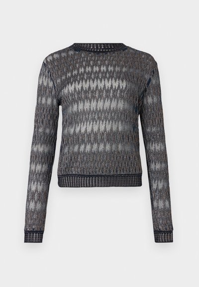 Ilga rankovėmis megztinis tamsiai mėlynos spalvos su tekstūruotu deimanto raštu. Ribinė apykaklė ir rankogaliai, permatoma medžiaga su subtiliu blizgesiu.