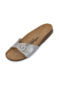 Zilveren slider sandaal met een brede band met een ronde strassaccent, natuurlijk kurken voetbed en een witte rubberen buitenzool.