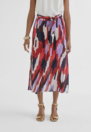 Falda midi multicolor en rojo, negro, púrpura y crema con cintura ceñida, que presenta una abertura lateral y una tela ligera y fluida.